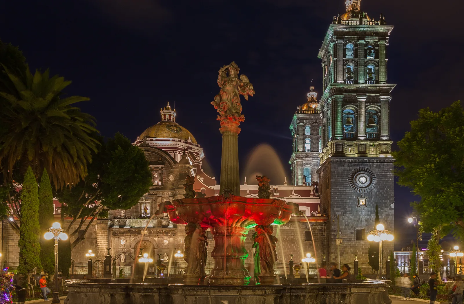 Fuente de San Miguel y Catedral de Puebla junto al Zócalo.