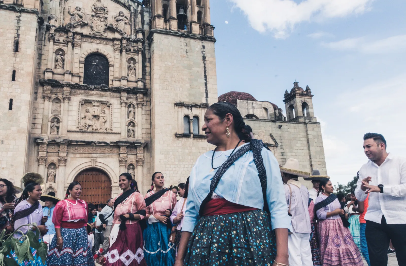 Mujeres con trajes tradicionales durante un desfile de Guelaguetza en Oaxaca de Juárez.