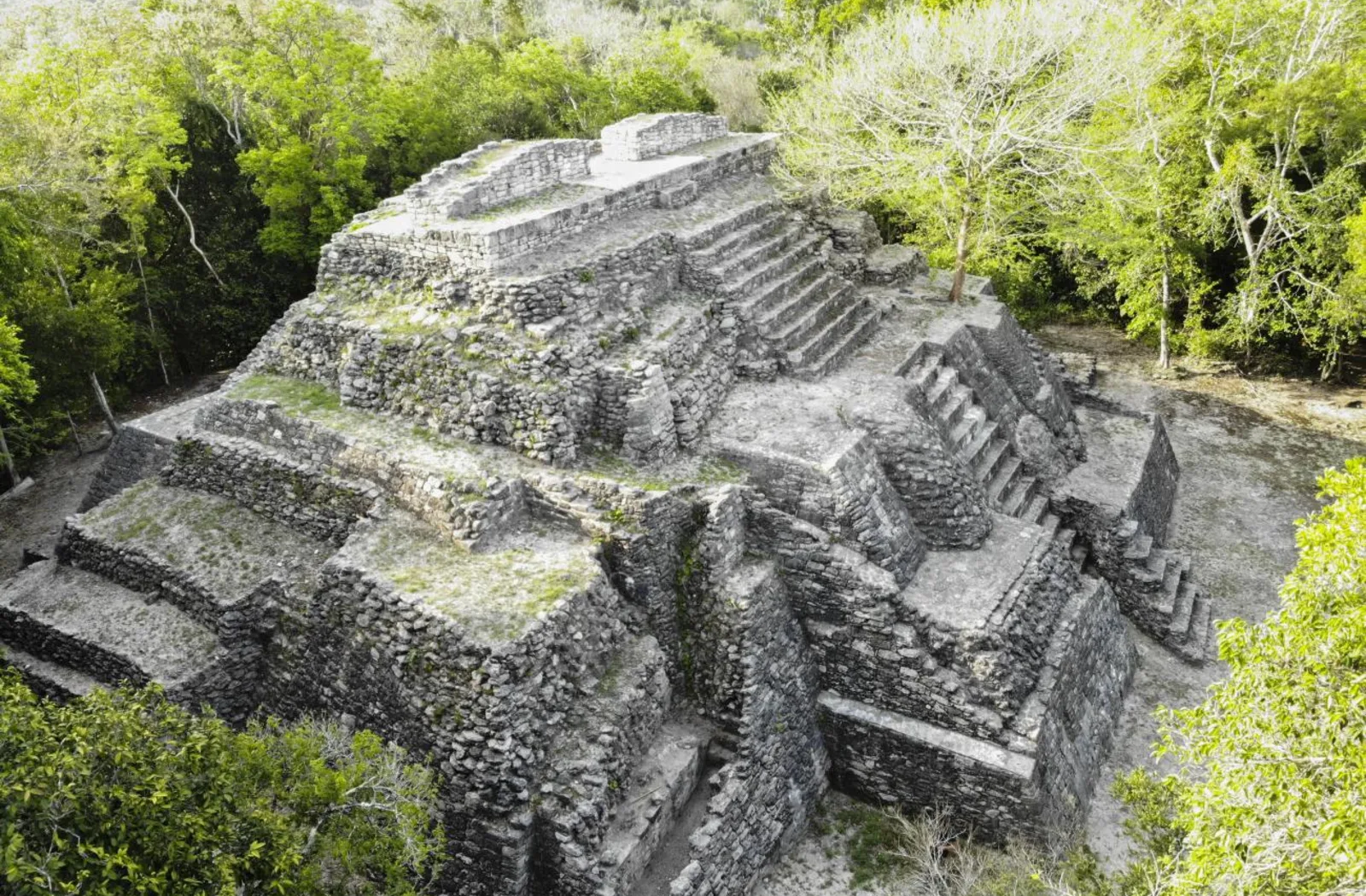 Estructura maya en la zona arqueológica de Ichkabal, Quintana Roo.
