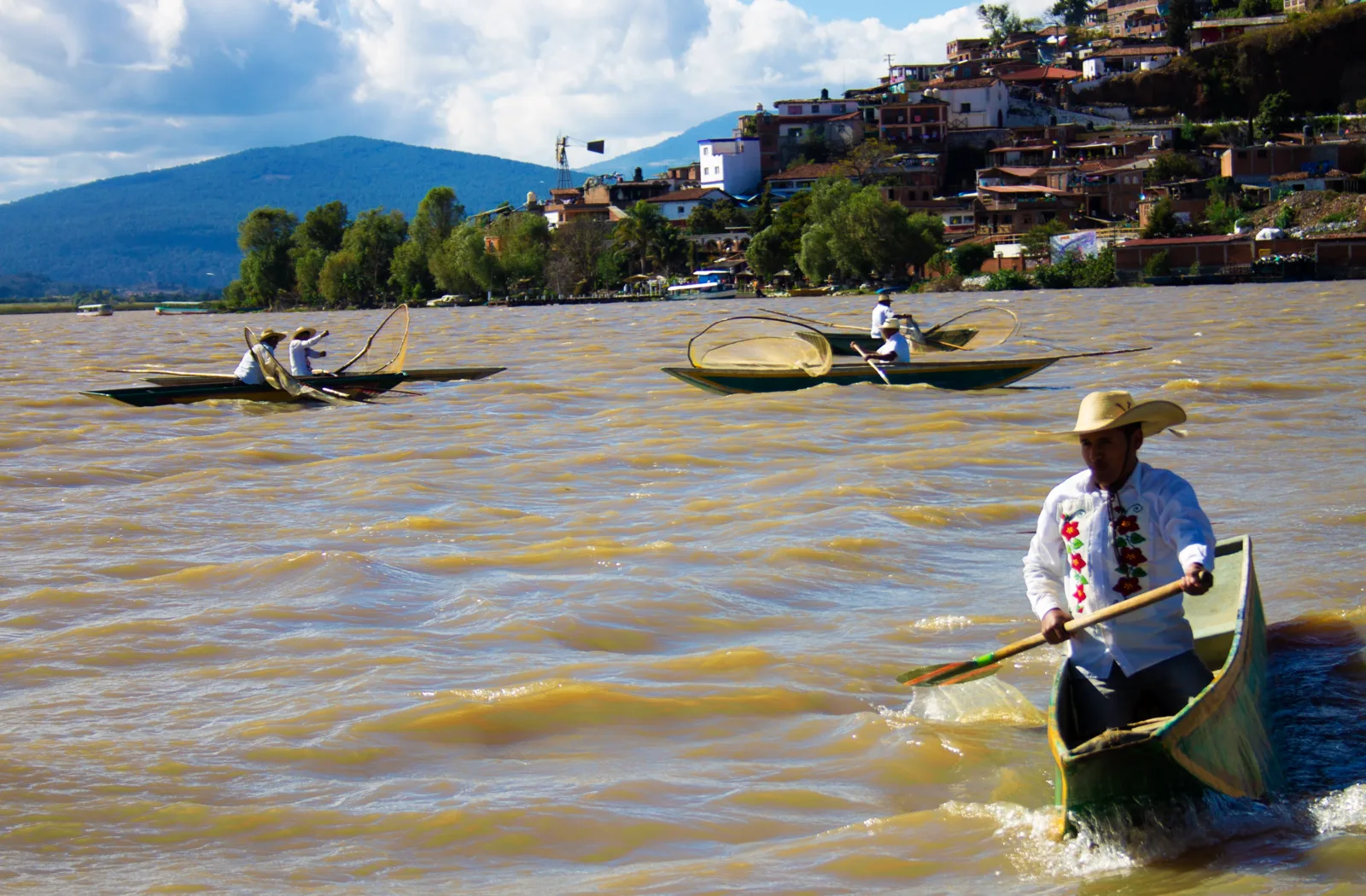 Pescadores con vestimenta tradicional en el lago de Janitzio, Michoacán.